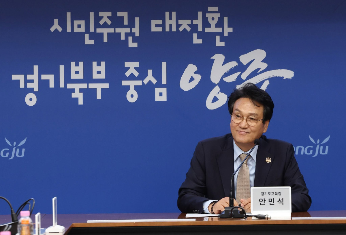 ▲안민석 경기도교육감이 경기북부 양주 관련 일정에서 참석자들의 발언을 듣고 있다. 안 교육감은 30일 의정부를 끝으로 44일간의 경기도 31개 시·군 학부모 타운홀미팅을 마무리하고, 현장에서 제기된 교육 현안을 2027년 경기교육 기본계획에 반영하겠다고 밝혔다. (안민석 경기도교육감 페이스북)