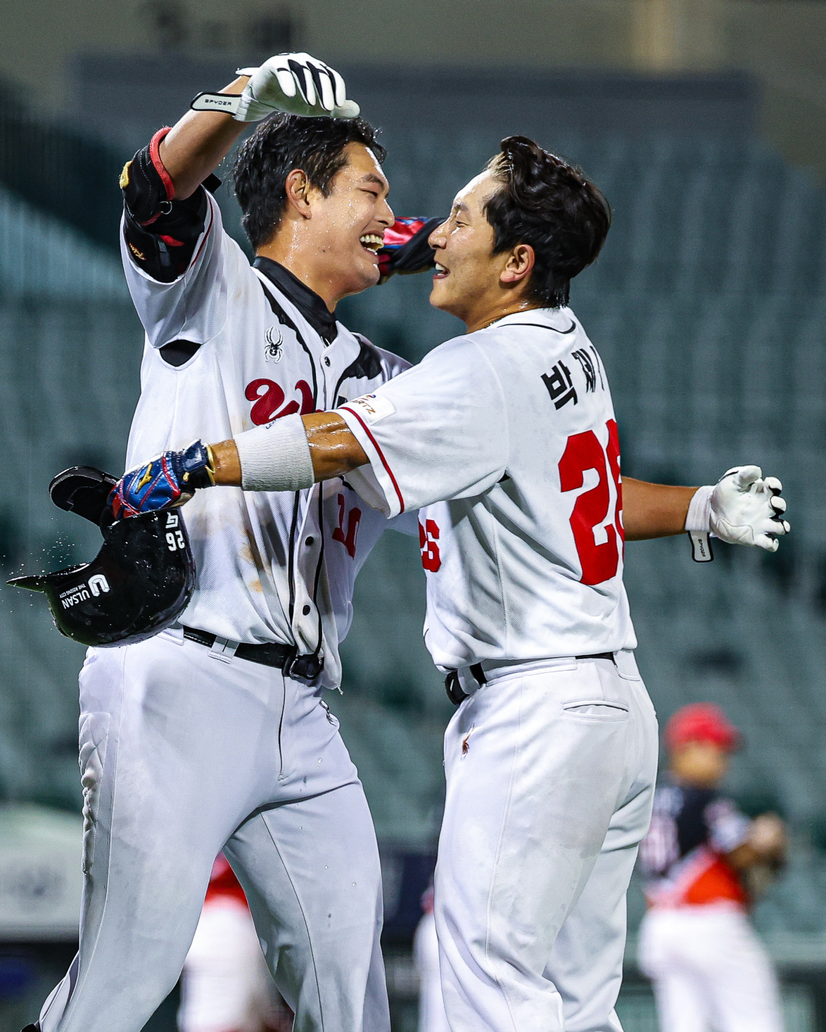 ▲0-1에서 9회말에 2-1로 역전을 만든 박제범(오른쪽)과 김성균. (사진제공=울산 웨일즈)