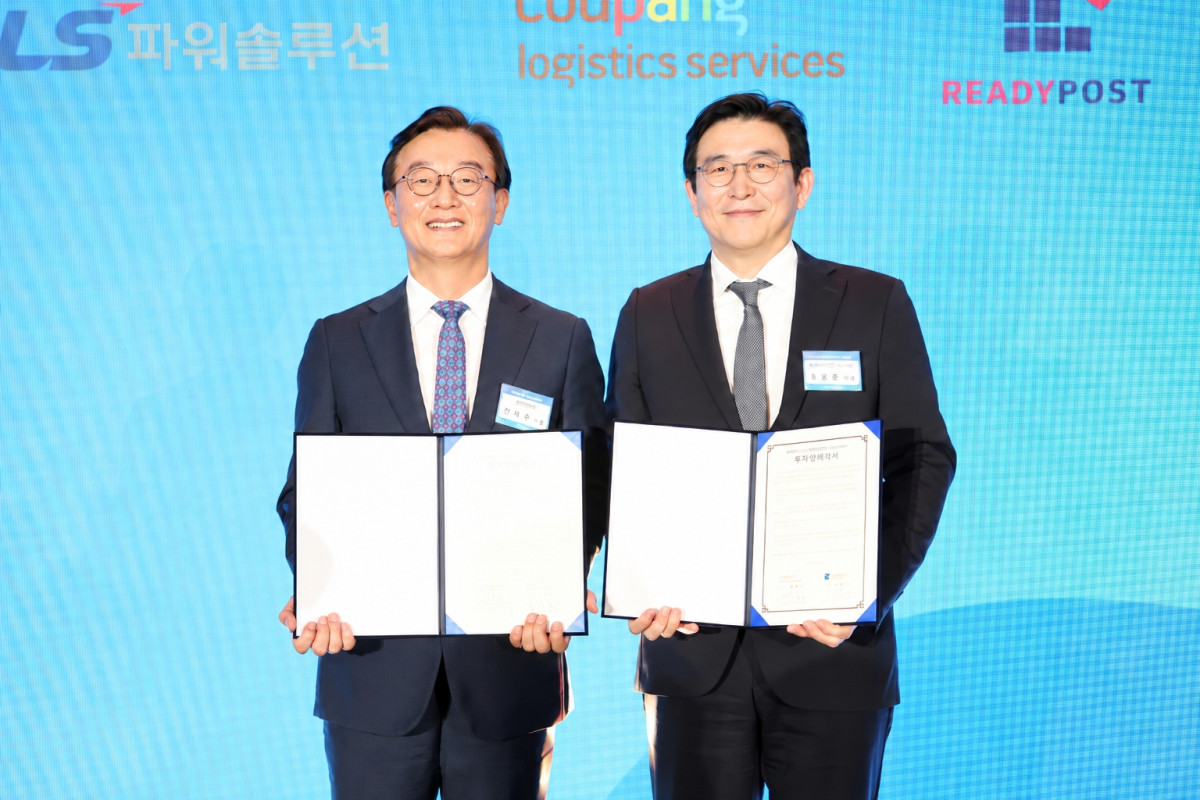 ▲전재수  부산시장이 홍용준 CLS 대표이사와 협약 후 기념사진을 찍고 있다. (사진제공=쿠팡)