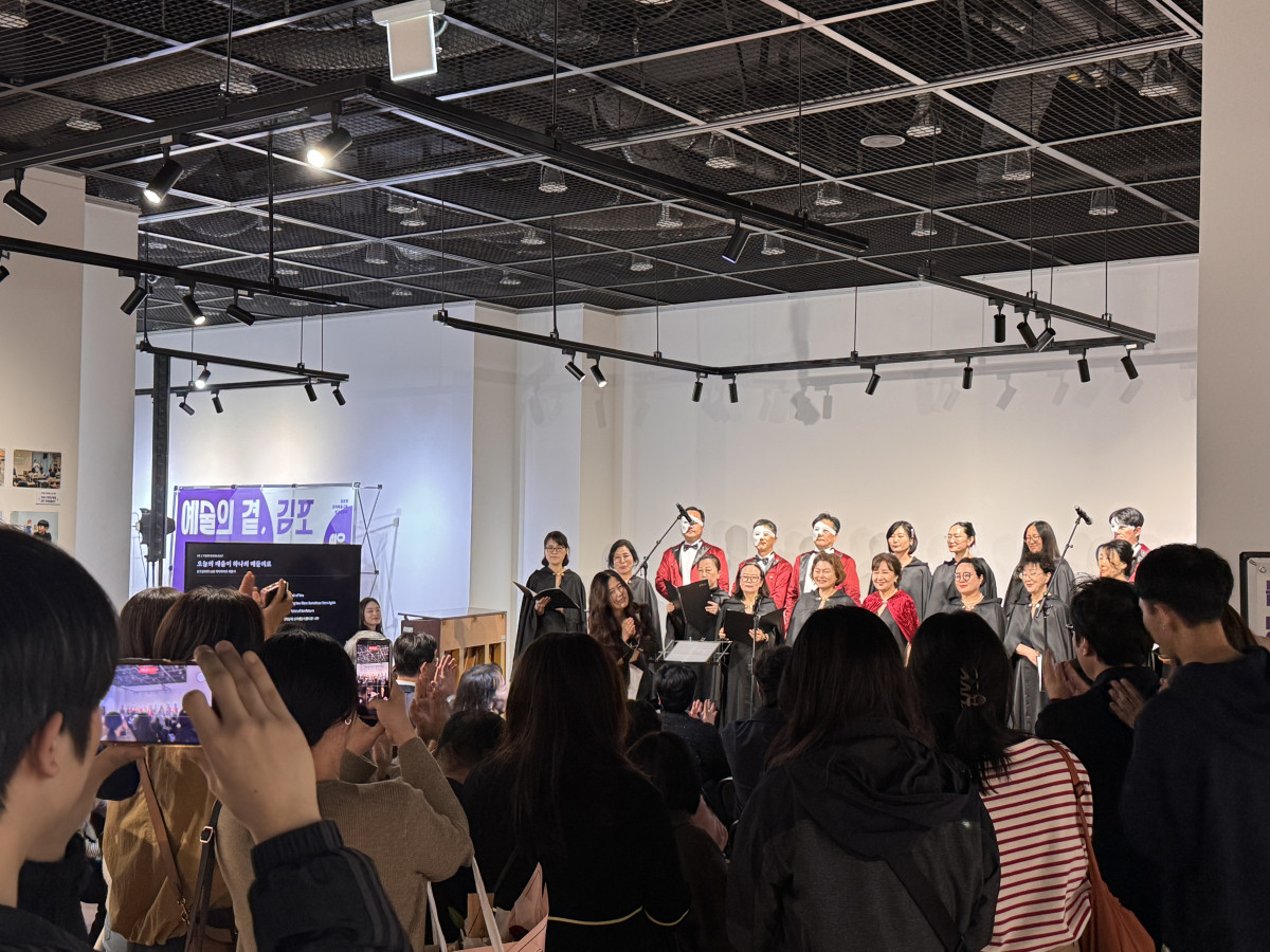 ▲31일 오후 경기 김포아트홀 1층 전시실에서 관객들이 김포시민예술학교 4060 뮤지컬 클래스에 참여한 시민 20여 명의 ‘오페라의 유령’ 갈라 공연을 관람하며 박수를 보내고 있다. (박상군 기자 kopsg@)