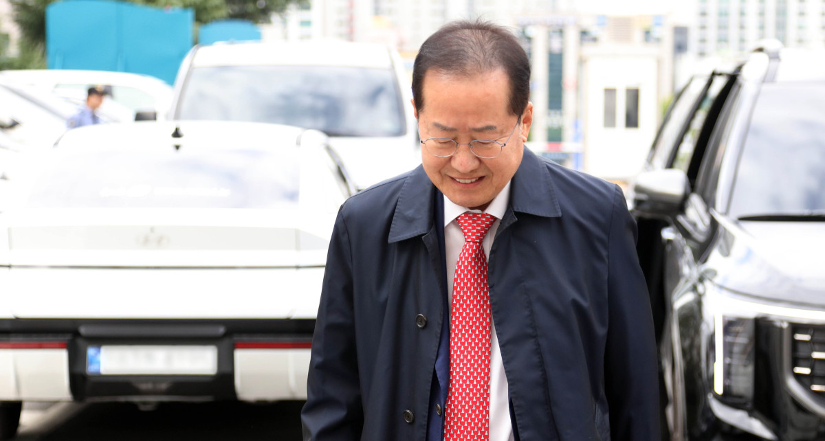 ▲홍준표 전 대구시장이 27일 오전 대구지방법원에 도착하고 있다. 홍 전 시장은 이날 '선거캠프 정치자금 부정 지출' 혐의로 구속영장이 청구된 지인의 구속 전 피의자 심문(영장실질심사)에서 지인의 변호사 자격으로 법원을 찾았다. (연합뉴스)