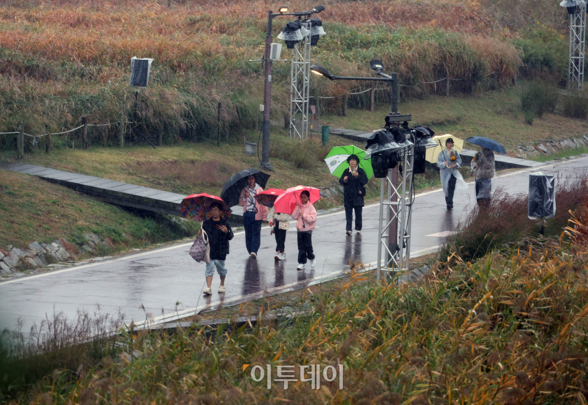 ▲서울 마포구 하늘공원에서 우산을 쓴 시민들이 발걸음을 옮기고 있다. (고이란 기자 photoeran@)