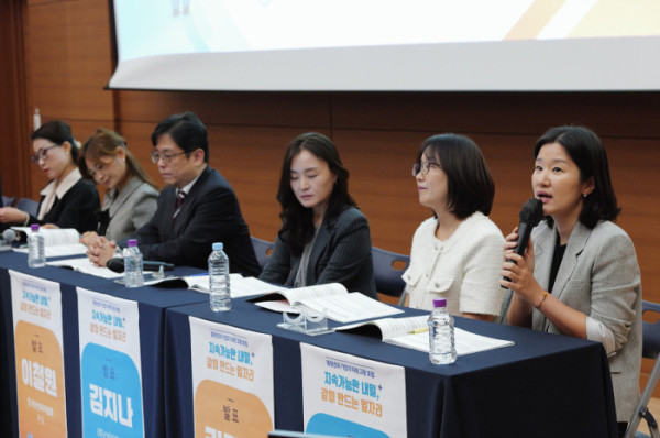 ▲‘중장년과 기업의 미래 고용 포럼’ 종합토론에서 발언하고 있는 김미선 경기중장년내일센터장. 김 센터장은 새로운 직무 진입을 어려워하는 중장년의 상황을 고려한 정책이 필요하다고 강조했다.(이준호 기자)