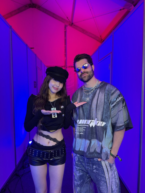▲'2026 EDC 코리아'에서 컬래버레이션 무대를 꾸민 트와이스 나연, DJ 알록(사진출처=JYP엔터테인먼트)