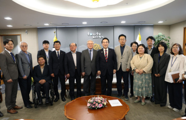 ▲6일 충남도청에서 열린 ‘충남형 통합돌봄’ 논의 면담에서 박수현 충남도지사와 ‘돌봄재정 획기적 확대 공동행동’ 관계자들이 기념촬영을 하고 있다. 이날 참석자들은 15개 시군의 지역 특성을 반영한 통합돌봄 모델과 재정·인력 확충 방안 등을 논의했다.(충남도 제공)