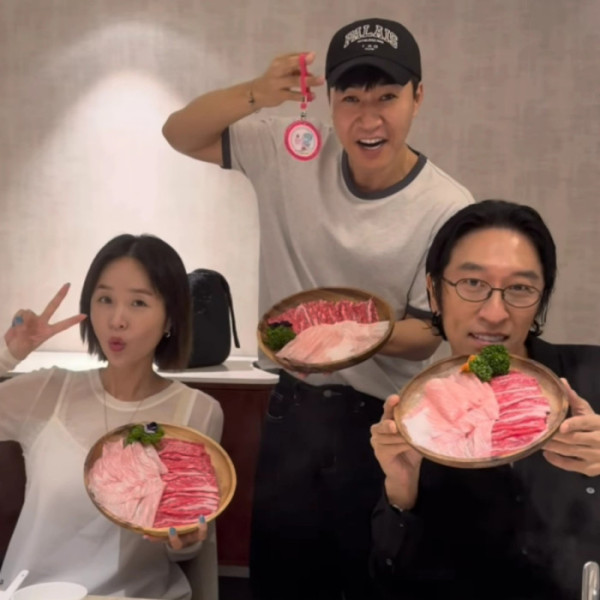 ▲코요태 멤버들에게 아내의 임신 소식을 밝힌 김종민.(신지 인스타그램)
