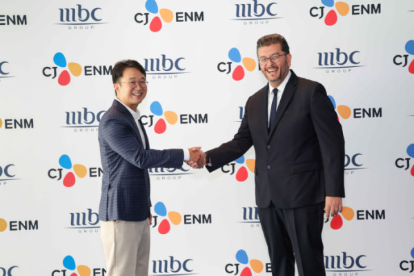 ▲김도현 CJ ENM 콘텐츠유통BU장(왼쪽)과 타레크 알리브라힘 MBC1·MBC DRAMA·MBC 샤히드 콘텐츠 담당 디렉터가 파트너십 체결 후 기념촬영을 하고 있다.(사진출처=CJ ENM)