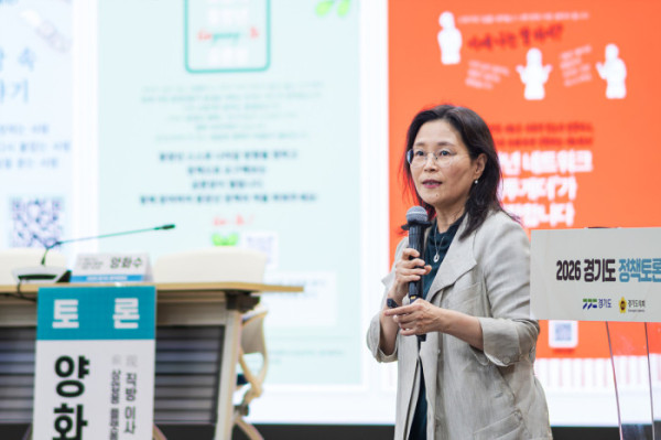 ▲남경아 경기도 베이비부머기회과장이 15일 경기도의회 대회의실에서 열린 ‘100세 시대, 중장년 정책의 새로운 길을 묻다’ 정책토론회에서 경기도 중장년 정책 전환의 방향과 과제를 발표하고 있다.(이준호 기자)