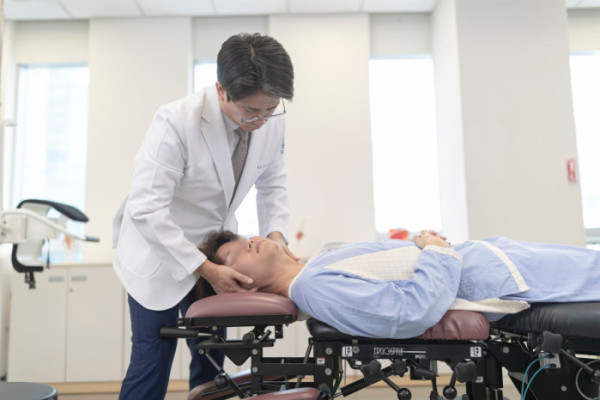 ▲자생한방병원 의료진이 만성 목 통증 환자에게 추나요법을 시행하고 있다(자생한방병원)
