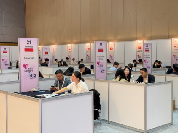 ▲21일 서울 강남구 코엑스에서 개막한 ‘2026 홈케어·재활·복지 전시회' 바이어 비즈니스 상담회장에서 참가 기업 관계자들이 인도네시아·베트남 등에서 온 해외 바이어와 제품 상담을 하고 있다.(이준호 기자)