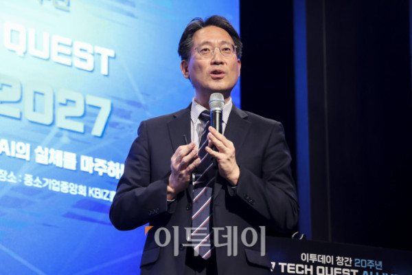 ▲이진수 과학기술정보통신부 인공지능 정책 기획관이 22일 서울 여의도 중소기업중앙회에서 열린 ‘2027 테크 퀘스트(TECH QUEST)-AI LIVE 2027’에서 2027 AI 영토확장플랜 발표를 하고 있다. 고성준 기자 joonko1@