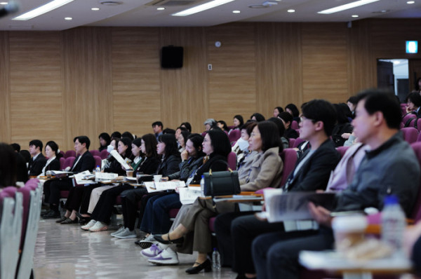 ▲지난 23일 서울아산병원에서 열린 한국노인과학학술단체연합회 학술대회에서 청중들이 발표를 듣고 있다. ‘초고령사회의 새로운 패러다임: 디지털 전환과 AI 기반 혁신’을 주제로 열린 이날 학술대회에서는 돌봄 현장의 수용성을 높이고 노인의 자율성과 존엄을 지키는 인간 중심의 기술 활용 방안이 논의됐다.(이준호 기자)