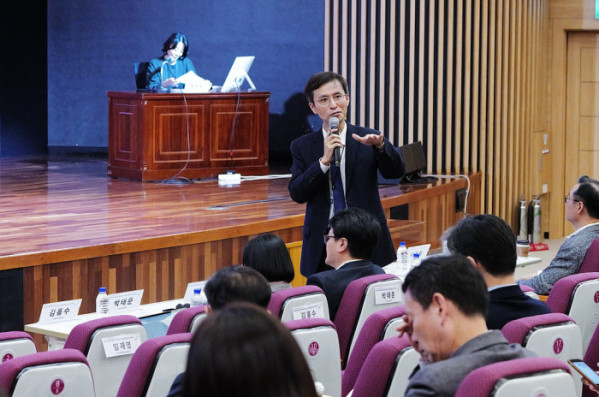 ▲가혁 인천은혜요양병원 원장이 지난 23일 서울아산병원에서 열린 한국노인과학학술단체연합회 학술대회에서 청중의 질문에 답하고 있다.(이준호 기자)