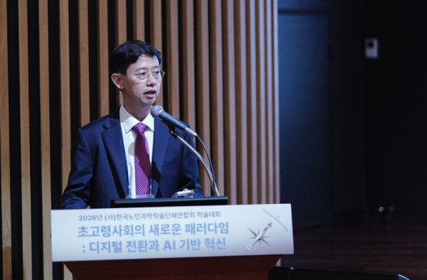 ▲이윤환 한국노년학회장이 지난 23일 서울아산병원에서 열린 한국노인과학학술단체연합회 학술대회에서 한국노년학회 심포지엄 개회사를 하고 있다.(이준호 기자)
