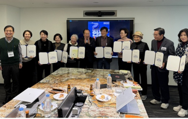 “40년 소망, AI와 함께 이뤘어요” 시니어, AI로 자서전 내다