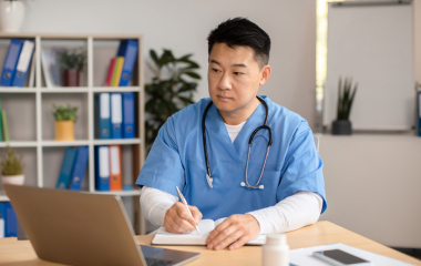 돌봄 인력 부족한 일본 요양기관 “24시간 면접 봅니다”