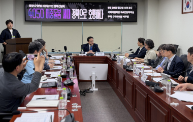 이중돌봄 세대 품을까, 첫발 뗀 ‘중장년기본법’