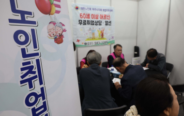 “고령자-젊은 직원 한 팀” 日 ‘페어 취업’ 이목