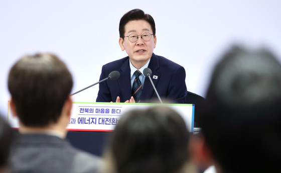 이 대통령 "새만금, 시대 맞게 현실적 조정해야"