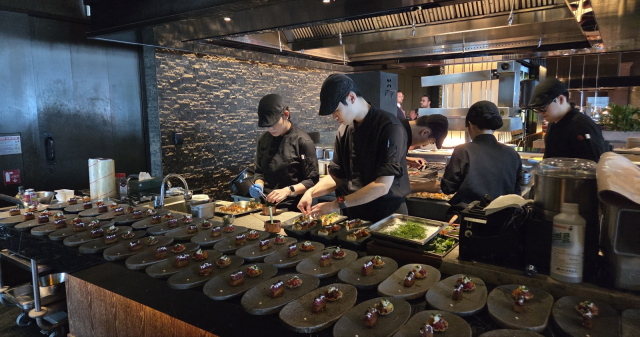 [비즈 르포] 콘래드 서울 ‘SUT’ 오픈 “숯이 만든 새로운 오감만족”