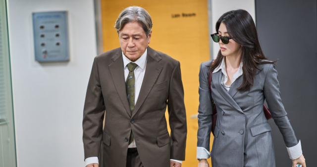 [비즈 리뷰] '인턴', MZ CEO와 베테랑 실버 인턴의 따뜻한 공존